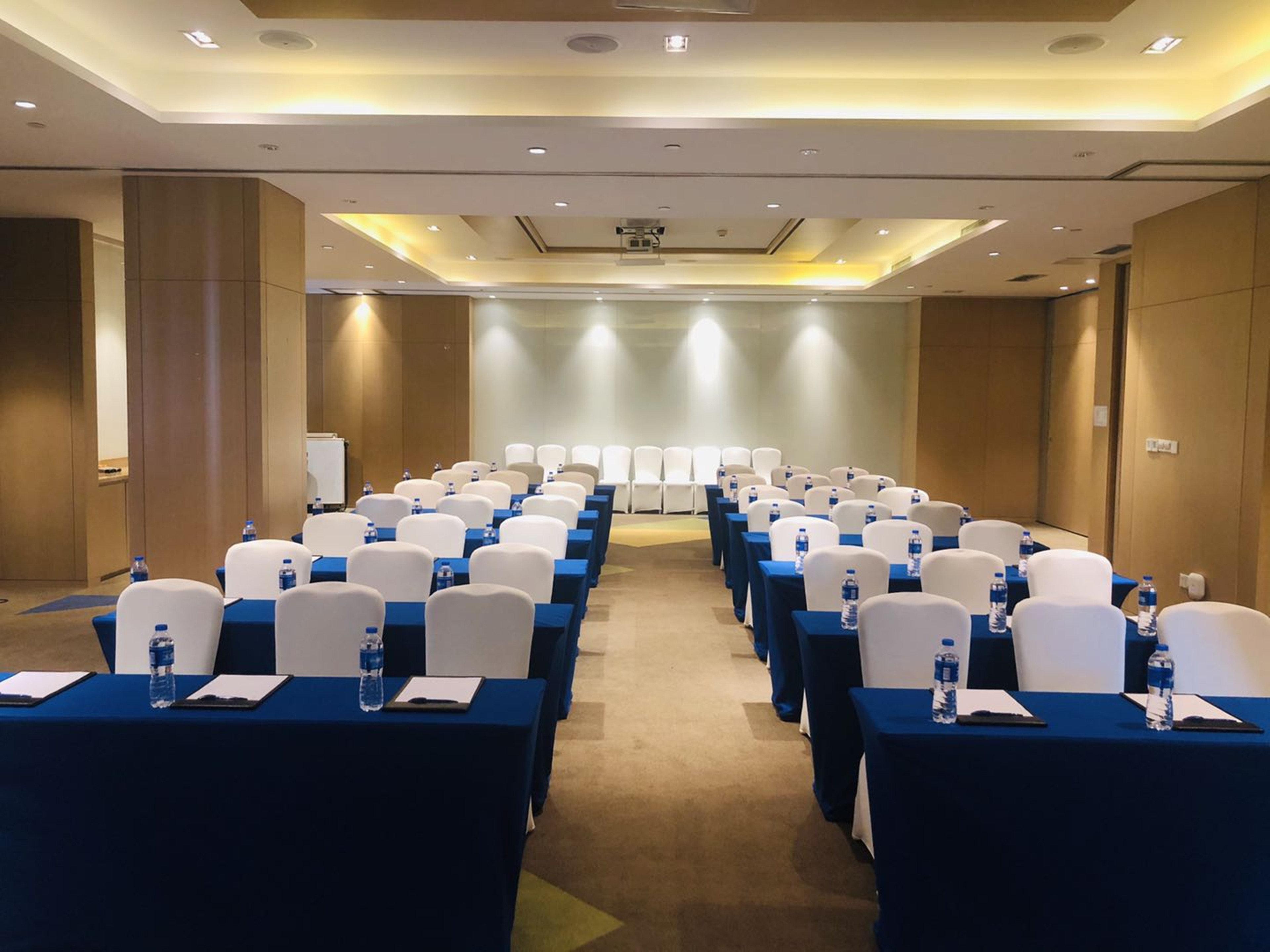 Holiday Inn Express Shanghai Zhenping By Ihg Exterior photo